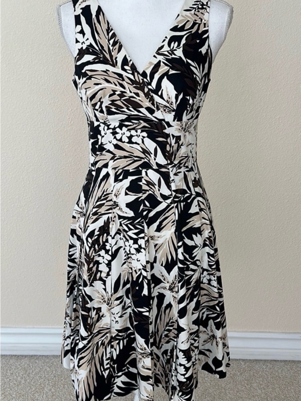 Sleeveless V-Neck Floral A-Line Dress in Black & Cream